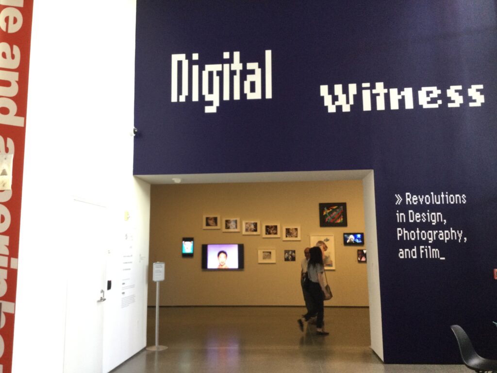 Daniel Canogar presenta «Wayward» en el LACMA, una fusión de arte digital y periodismo