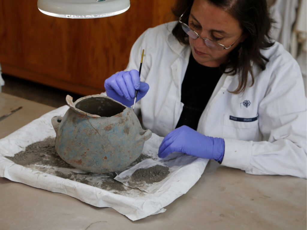 Descubren y restauran antigua olla azul mexica en el corazón de Ciudad de México