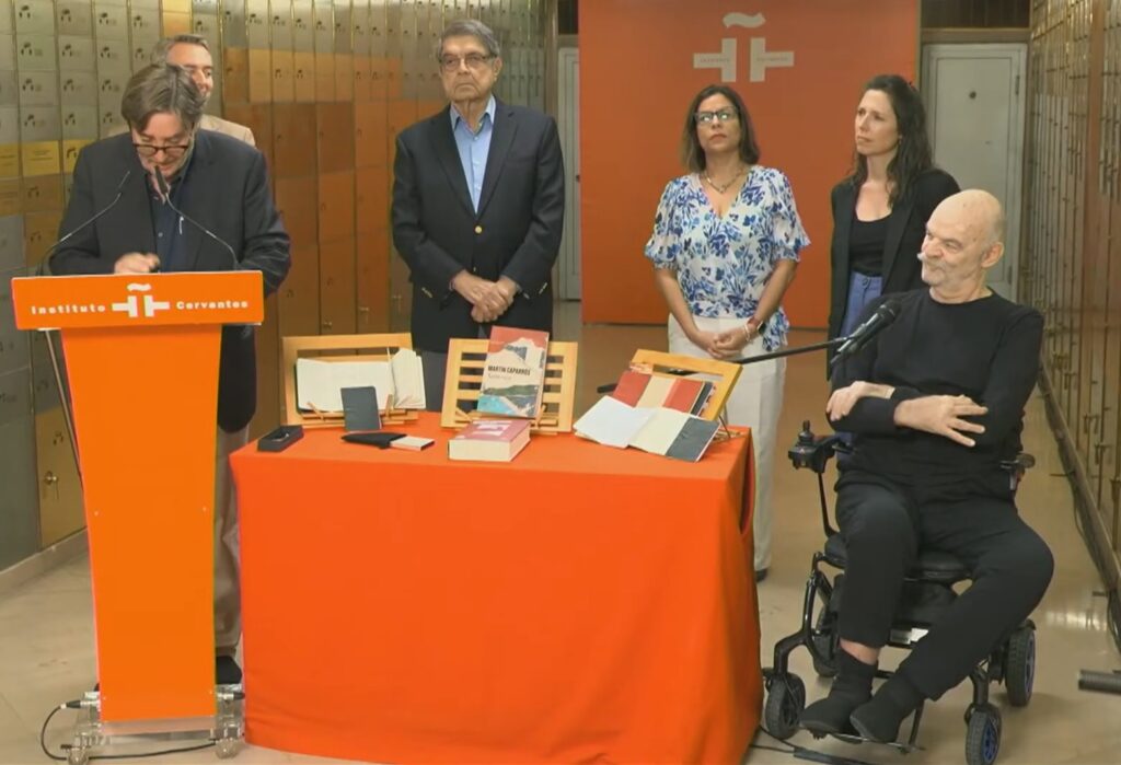 Martín Caparrós deposita su legado en la Caja de las Letras del Instituto Cervantes