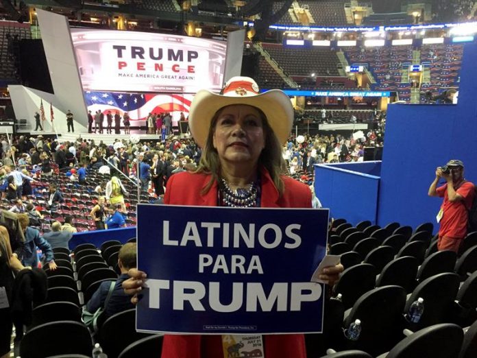 efe Latinos que apoyan a Trump estrenan oficina en medio protestas en California Latinos que apoyan a Trump estrenan oficina en medio protestas en California