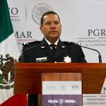 Expolicía mexicano se entrega en EE.UU. por presuntos nexos con narcotráfico