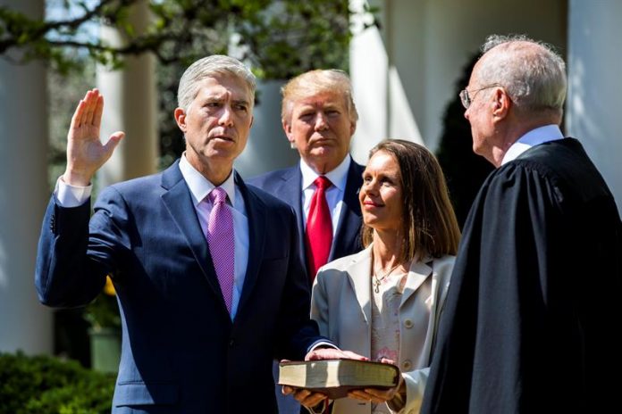 Neil Gorsuch jura el cargo como nuevo juez del Tribunal Supremo