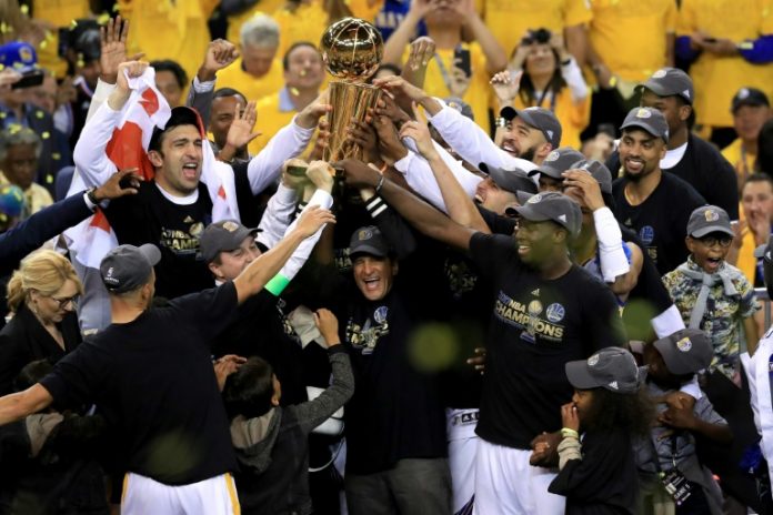 El poder de Durant Warriors se impuso sobre los Cavaliers Los Golden State Warriors celebran con el Trofeo del Campeonato