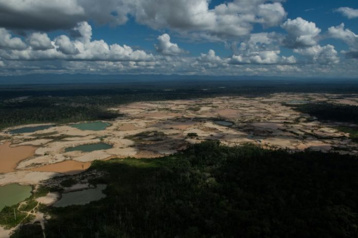Policía destruye equipos de minería ilegal que depredan Amazonía de Perú