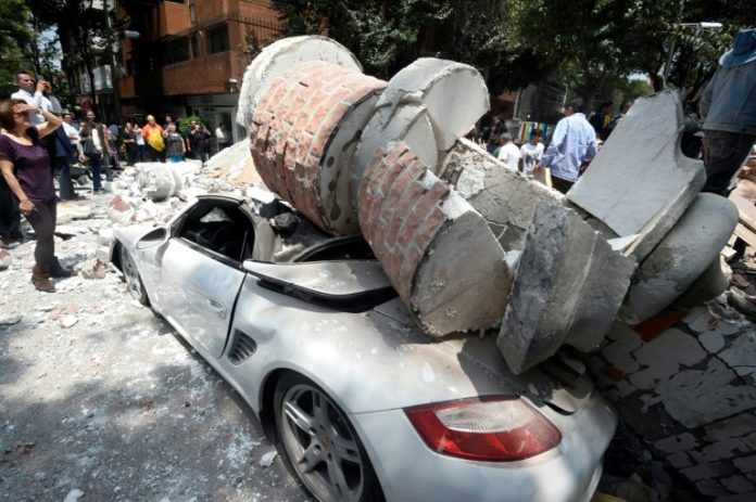 Al menos dos muertos y edificios derrumbados en México
