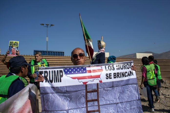 Mexicanos protestan contra Trump frente a prototipos de muro fronterizo