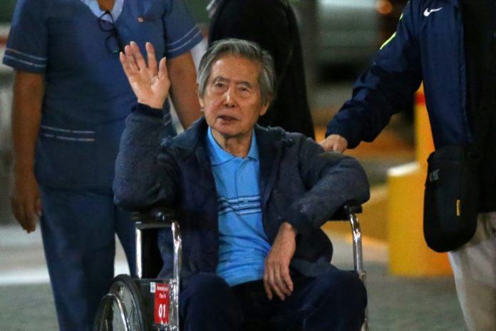 Guerra entre sus hijos afecta a Fujimori, cuya salud mejora / AFP