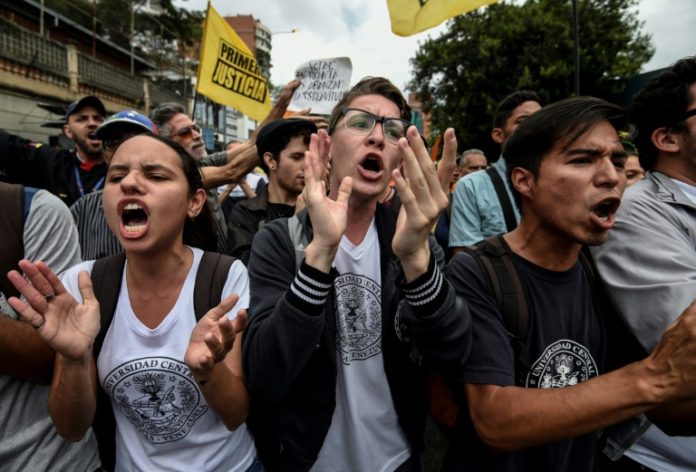 https://hispanospress.com/wp-content/uploads/2018/05/%C3%89xodo-miedo-y-falta-de-liderazgo-alejan-a-estudiantes-venezolanos-de-protestas-696x472.jpg