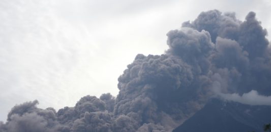 Unos 25 muertos deja potente explosión de volcán de Fuego en Guatemala