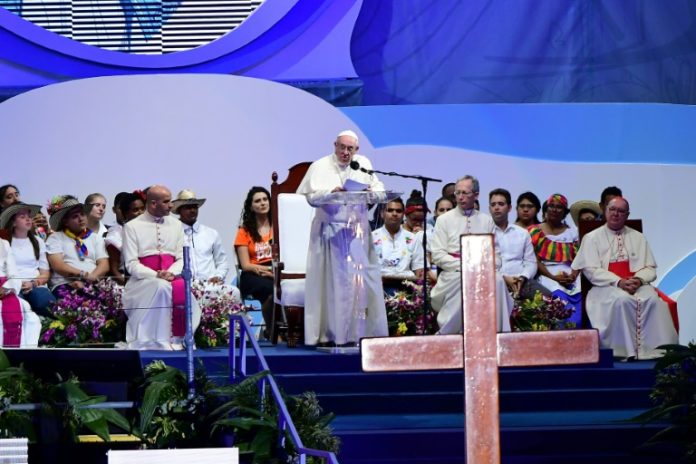 Papa rechaza que migrantes sean vistos como "mal social"
