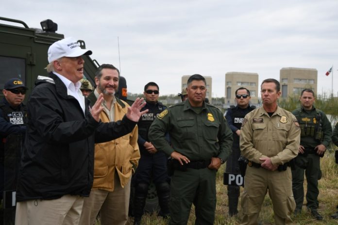 Trump defiende en la frontera con México su proyecto de construir un muro