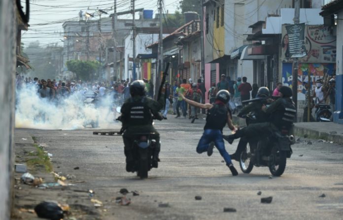 Militares venezolanos dispersan con gases manifestación en puente fronterizo con Colombia
