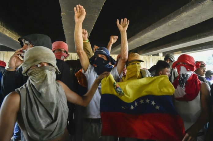 "Si quieren guerra, guerra tendrán": Chavistas bloquean fronteras de Venezuela