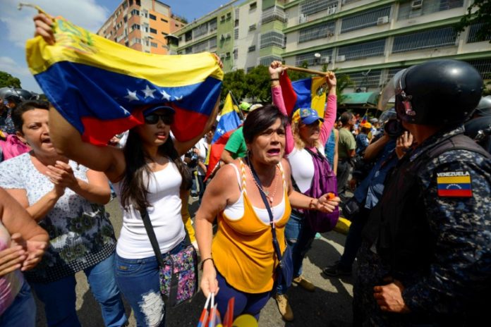 "Cada día peor": Protesta contra Maduro en medio de masivo apagón