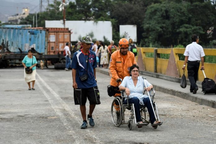 Miles de venezolanos cruzan a Colombia tras apertura de "corredor humanitario"
