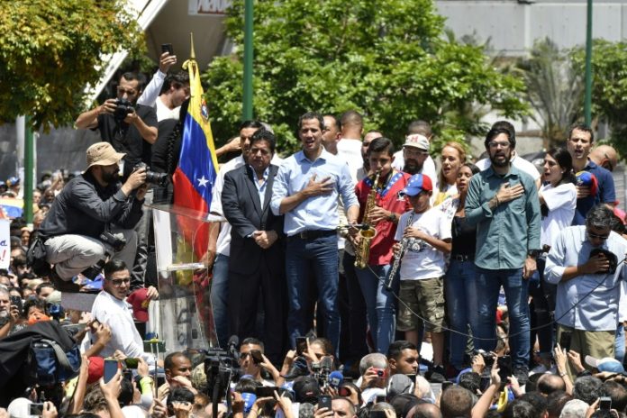 Guaidó echó a andar "fase definitiva" contra Maduro, que pide diálogo