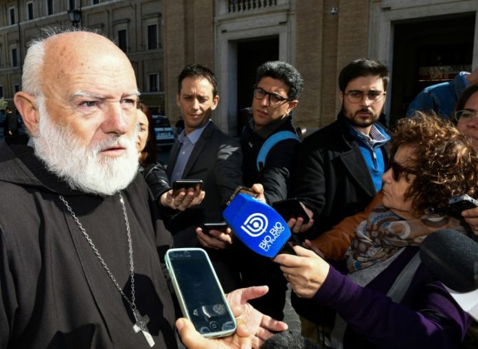 Papa insta a arzobispo de Chile a construir un "futuro diferente" tras escándalos