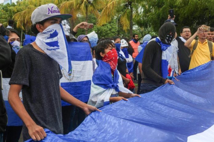 Opositores nicaragüenses protestan en Managua pese a una prohibición policial