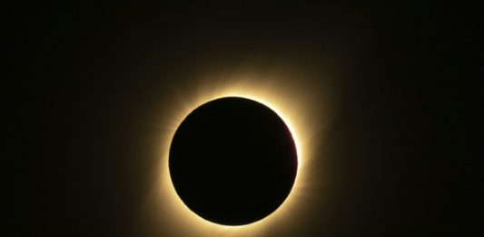 Eclipse total de sol emocionó a miles de personas en Chile y Argentina