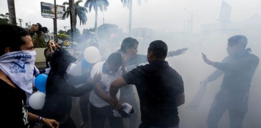 Policía impide marcha opositora en Nicaragua