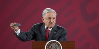 AMLO tacha de "provocación" protesta de alcaldes dispersada con gas en México