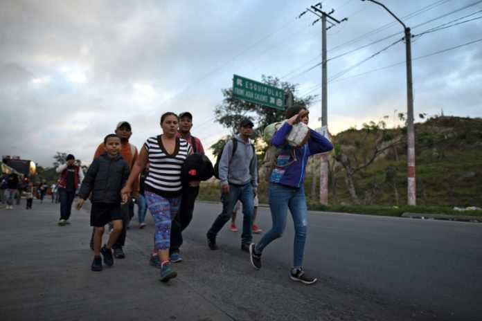Caravana de migrantes hondureños avanza en Guatemala, que fortalece controles con ayuda de EEUU