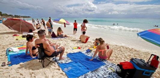 Protestan con picnic masivo en turístico balneario mexicano Playa del Carmen