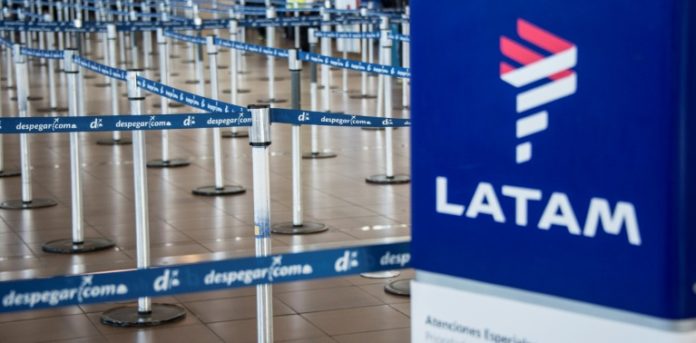 LATAM reduce un 30% sus vuelos ante una menor demanda y las restricciones por el coronavirus