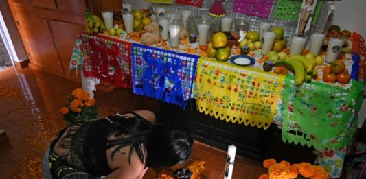 Día de Muertos consuela a familias rotas por la pandemia en México