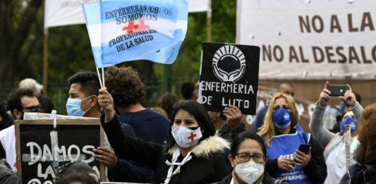 Enfermeros de Buenos Aires renuevan reclamo por salarios