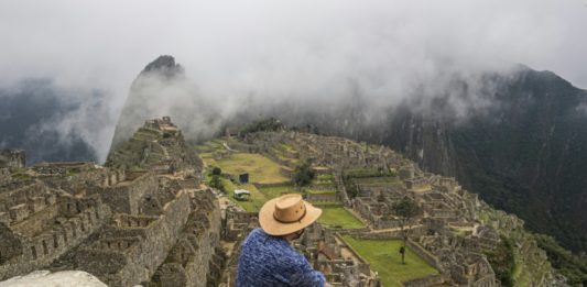 / Imagen de archivo tomada el 2 de noviembre de 2020, muestra a un turista posando para una foto frente al sitio arqueológico de Machu Picchu, cerca de Cusco, Perú, en medio de la pandemia del nuevo coronavirus, COVID-19. © AFP/Archivos Ernesto BENAVIDES