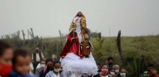 Con plegarias buscan aplacar el volcán Pacaya en Guatemala