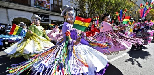 Bolivianos reivindican danza andina en disputa con Perú