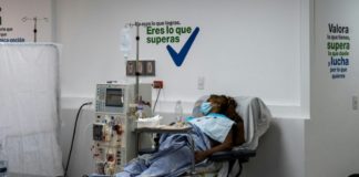 Pacientes de diálisis enfrentan una carrera contra la muerte en Venezuela