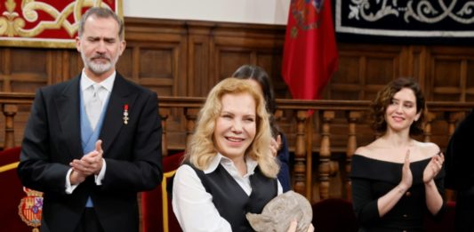 Cecilia Roth recibe Premio Cervantes a nombre de Cristina Peri Rossi