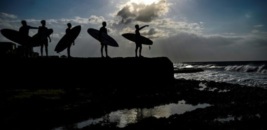 Surfistas navegan en Cuba en busca del reconocimiento de las autoridades