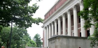 Estudiantes latinos defienden política de admisiones en Harvard