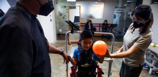 Exoesqueletos ofrecen “movilidad” a niños con parálisis cerebral en México