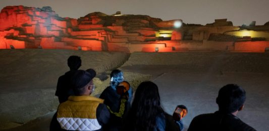 Recorridos nocturnos en pirámides de Perú enseñan la cultura milenaria