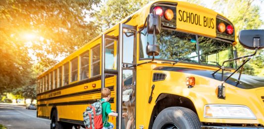 Una estampilla rinde homenaje al autobús escolar en Estados Unidos