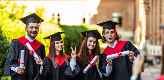 TurboTax ofrece becas a estudiantes latinos a través del programa #LeadingConEducación