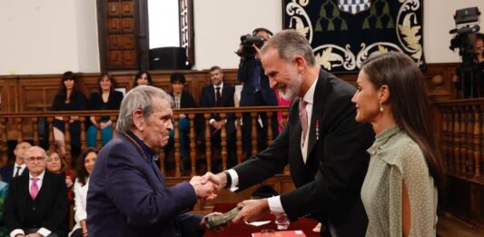 El poeta venezolano Rafael Cadenas recibe el Premio Cervantes 2022