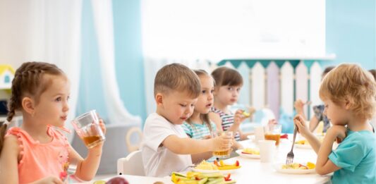 Cómo lograr que sus hijos coman frutas y verduras