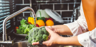 Consejos de un experto para lavar frutas y verduras y evitar enfermedades