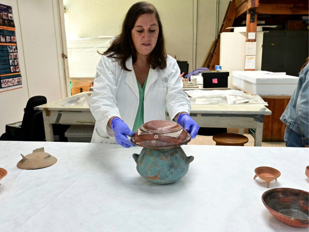 Descubren y restauran antigua olla azul mexica en el corazón de Ciudad de México