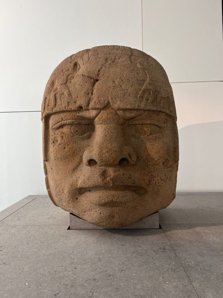 Desde México hasta Medio Oriente - tesoros arqueológicos en el Louvre Abu Dabi 