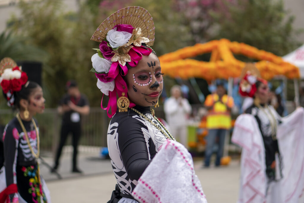 Gloria Molina Grand Park abre las festividades del Día de los Muertos con desfile comunitario