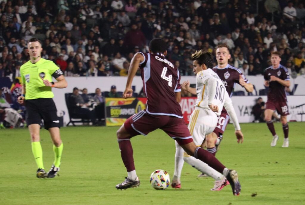 LA Galaxy arranca los playoffs con impresionante victoria 5-0 sobre Colorado Rapids 