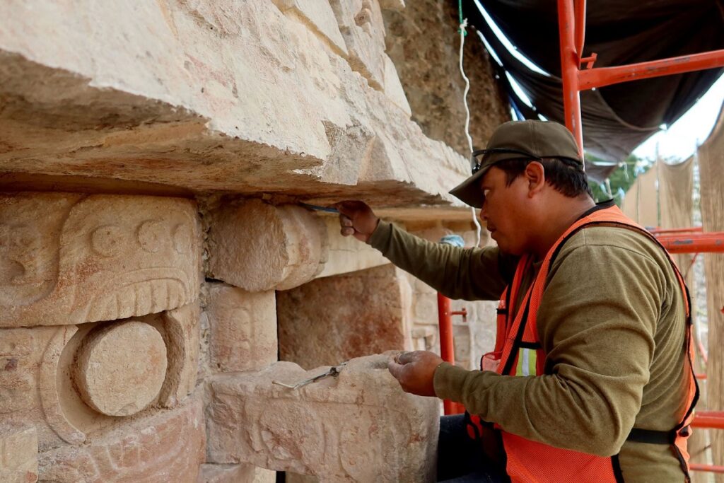 Restauración de antiguos mascarones mayas gana Premio INAH 2024 