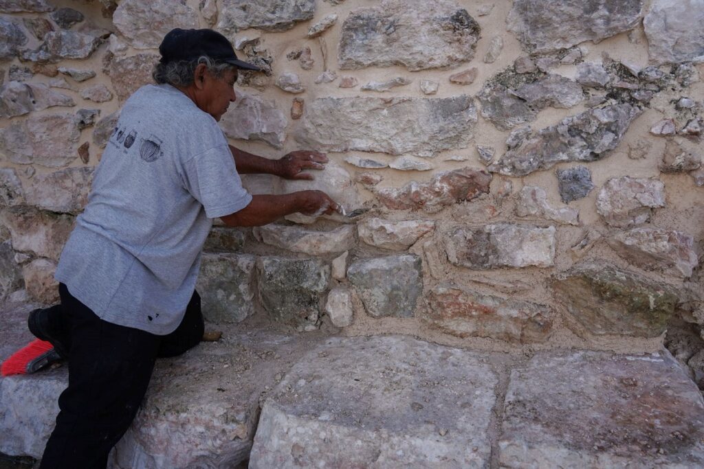 Restauración de antiguos mascarones mayas gana Premio INAH 2024